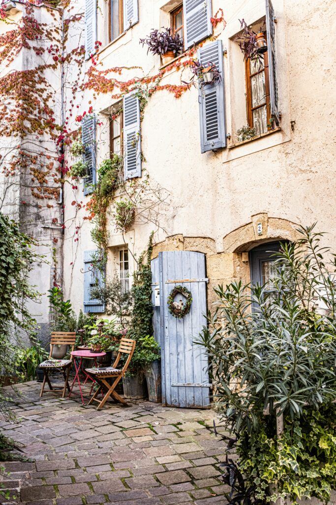 Façade de maison en pierre baignée de lumière en Provence durant l'automne, France. Stone house facade bathed in sunlight in Provence, during fall, France.