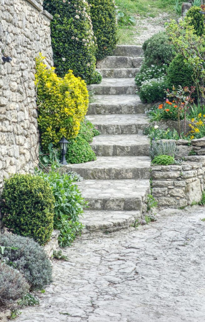 Escalier en pierre et maisons anciennes à Bonnieux, charmant village perché de Provence. Stone staircase and old houses in Bonnieux, a charming hilltop village in Provence.