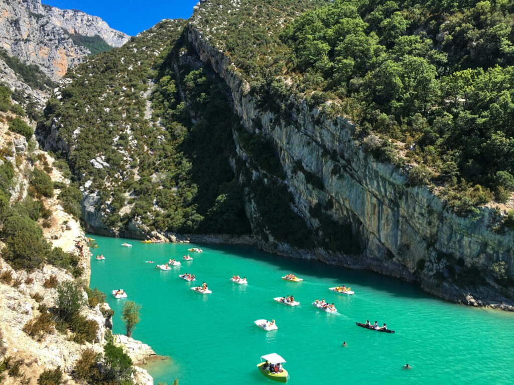 Les Gorges du Verdon et leurs eaux turquoises spectaculaires, joyau naturel de Provence. The Verdon Gorge with its striking turquoise waters, a natural gem of Provence.
