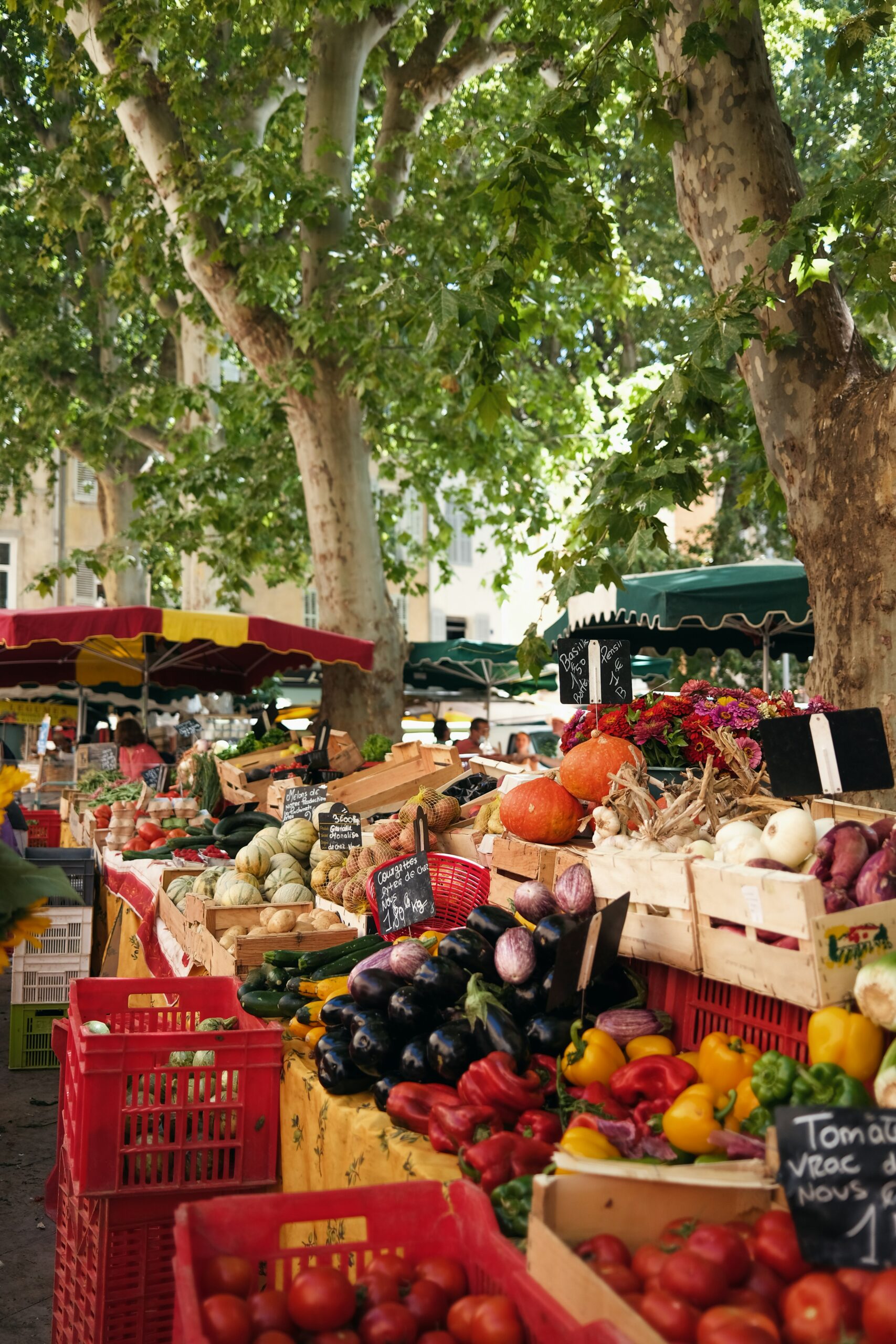 Marché provençal coloré avec fruits, légumes et produits locaux, typique du sud de la France. Colorful Provençal market with fruits, vegetables, and local products, typical of southern France.