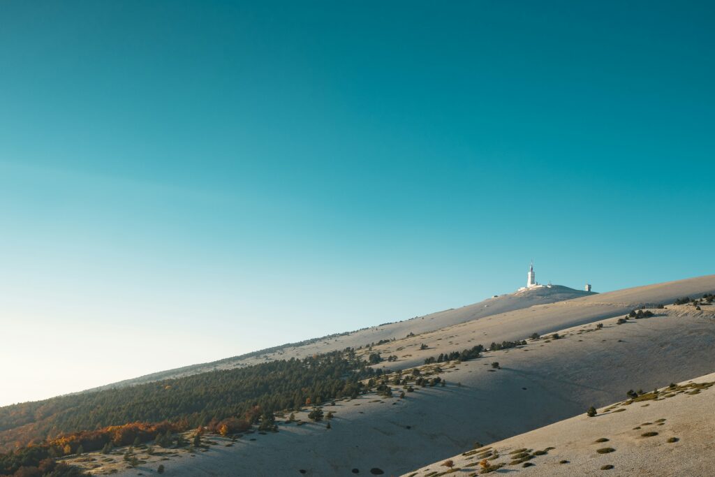 Sommet du Mont Ventoux et ses pentes boisées, montagne mythique de Provence. Peak of Mont Ventoux with forested slopes, the legendary mountain of Provence.