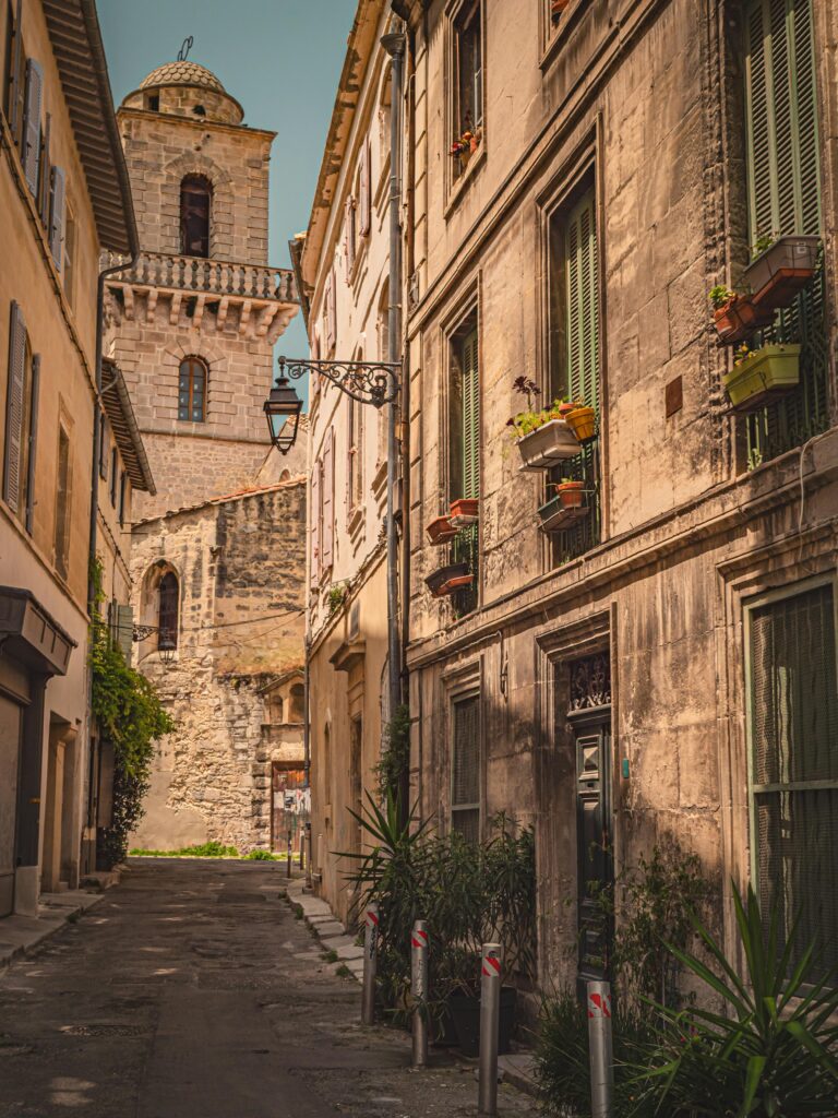 Vue d’Arles, charmante ville de Provence, lieu de vie de Jeanne Calment. View of Arles, charming town in Provence where Jeanne Calment lived.