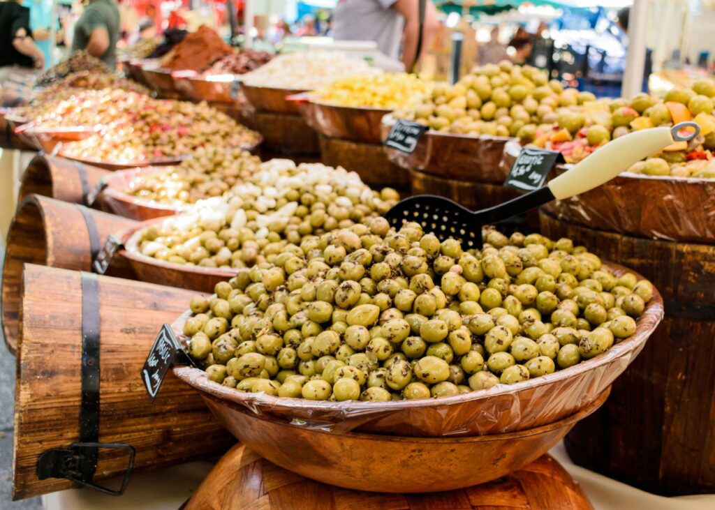 Etal d'olives dans un Marché de Provence.
Olive stand in a Provence market.