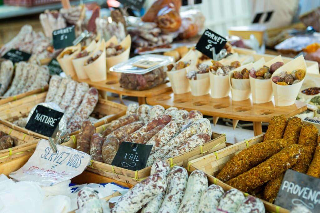 Étal de saucissons et charcuterie dans un marché provençal, village en France. Sausage and charcuterie stand in a Provençal market, village in France